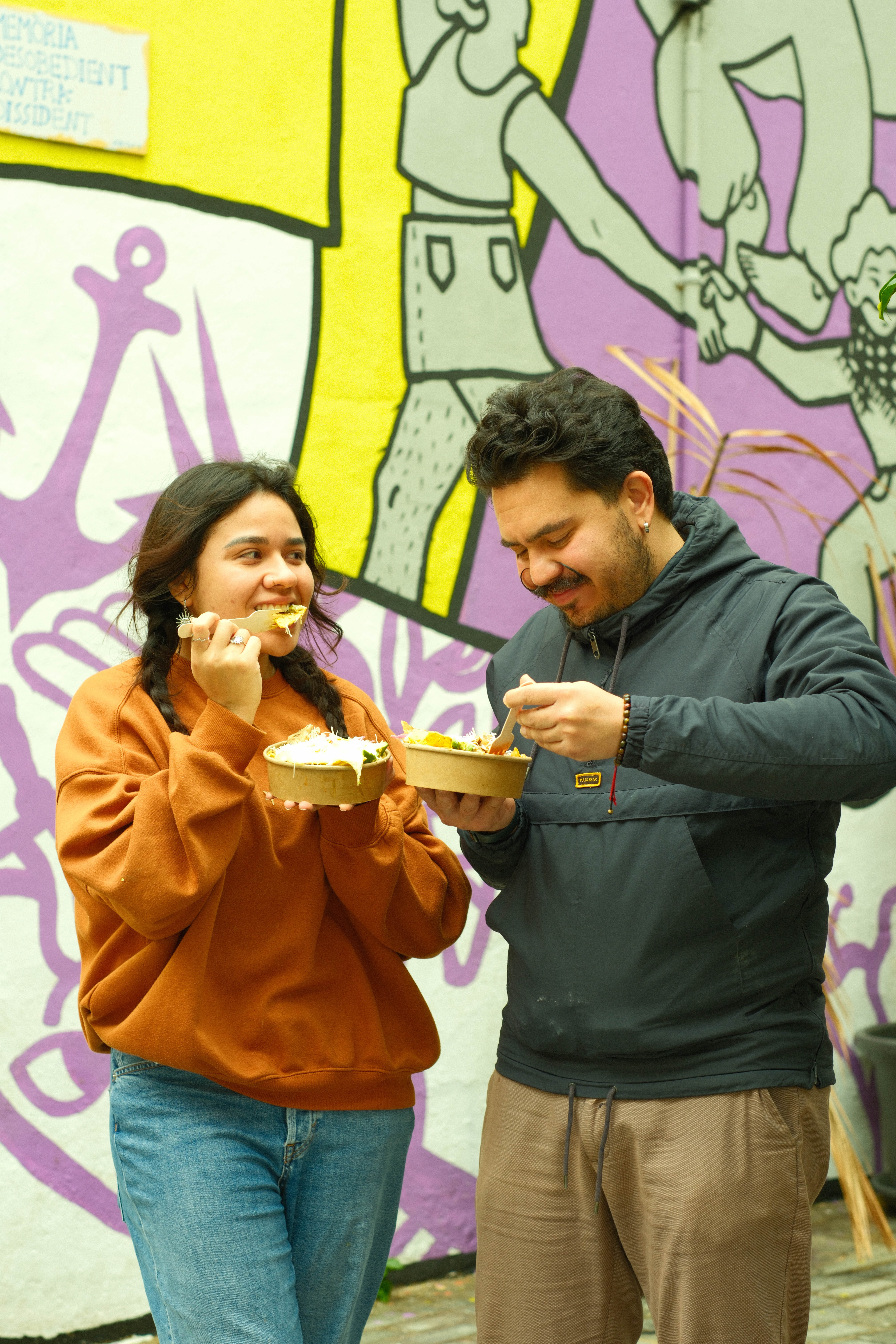 Amigos disfrutando chilaquiles