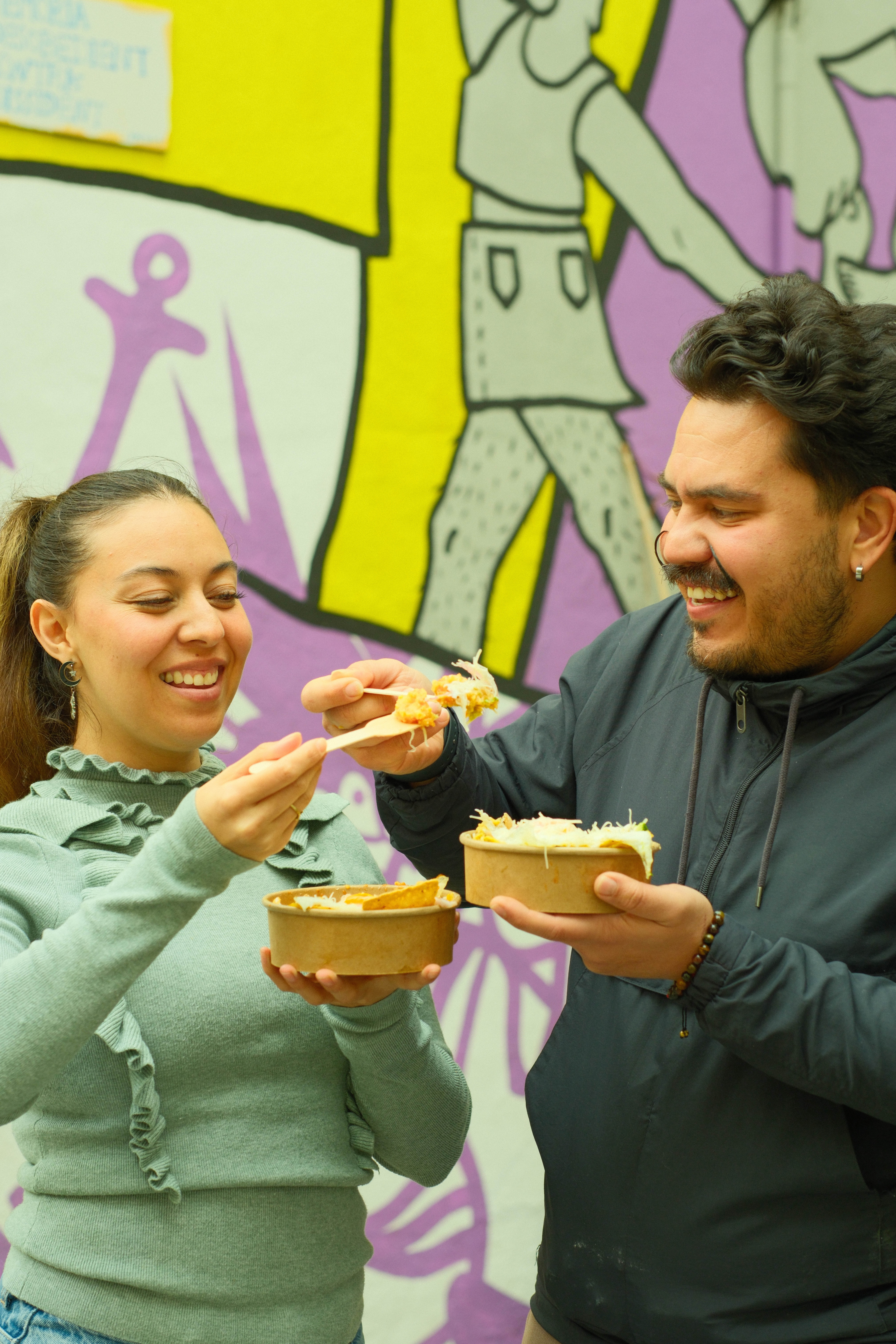 Pareja comiendo chilaquiles