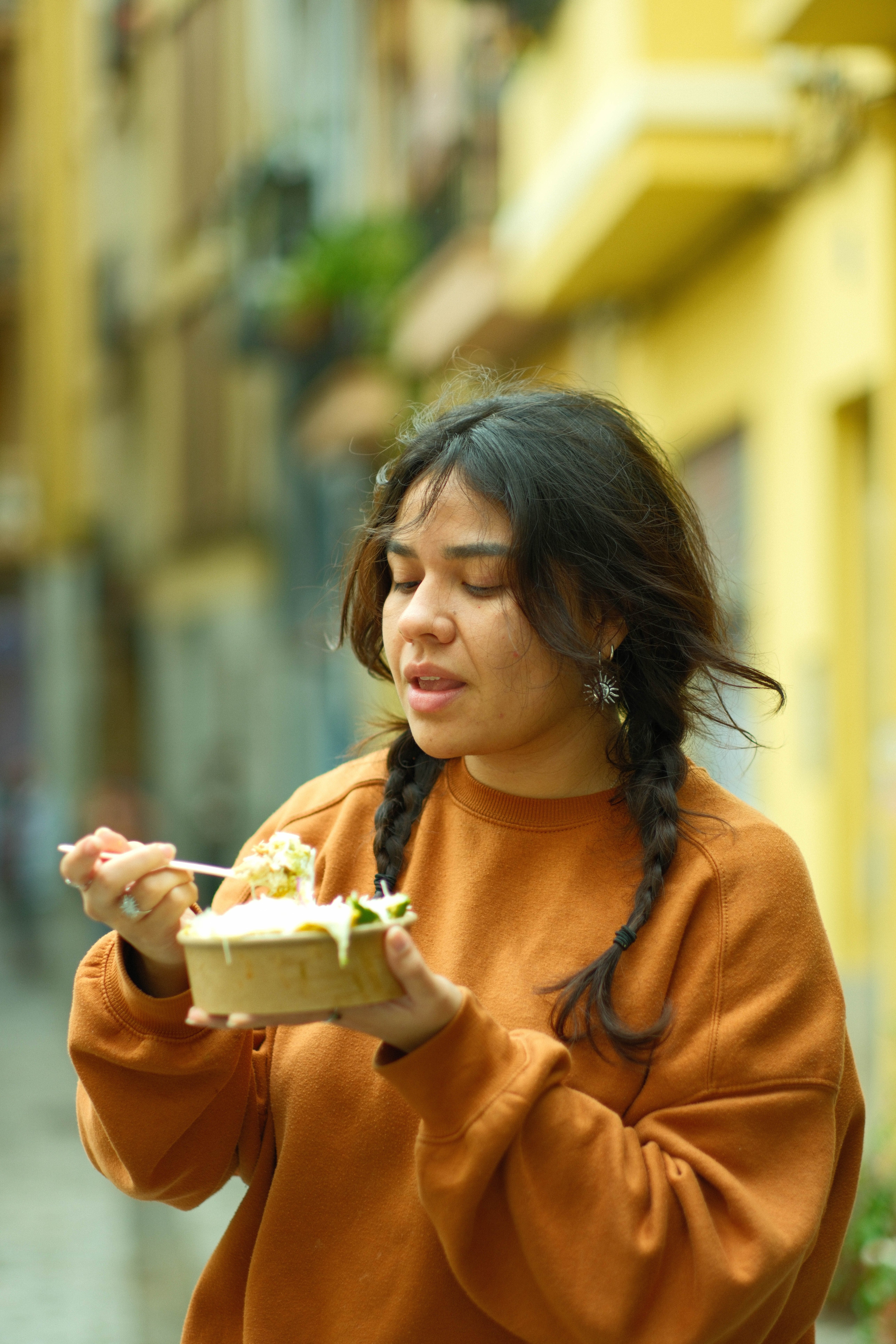 Chica disfrutando chilaquiles